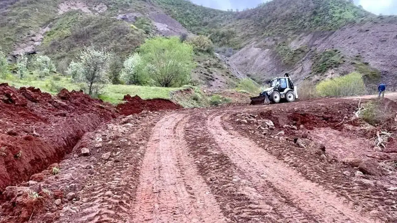 Giresun’da heyelan temizlendi! Köy yolu yeniden ulaşıma açıldı