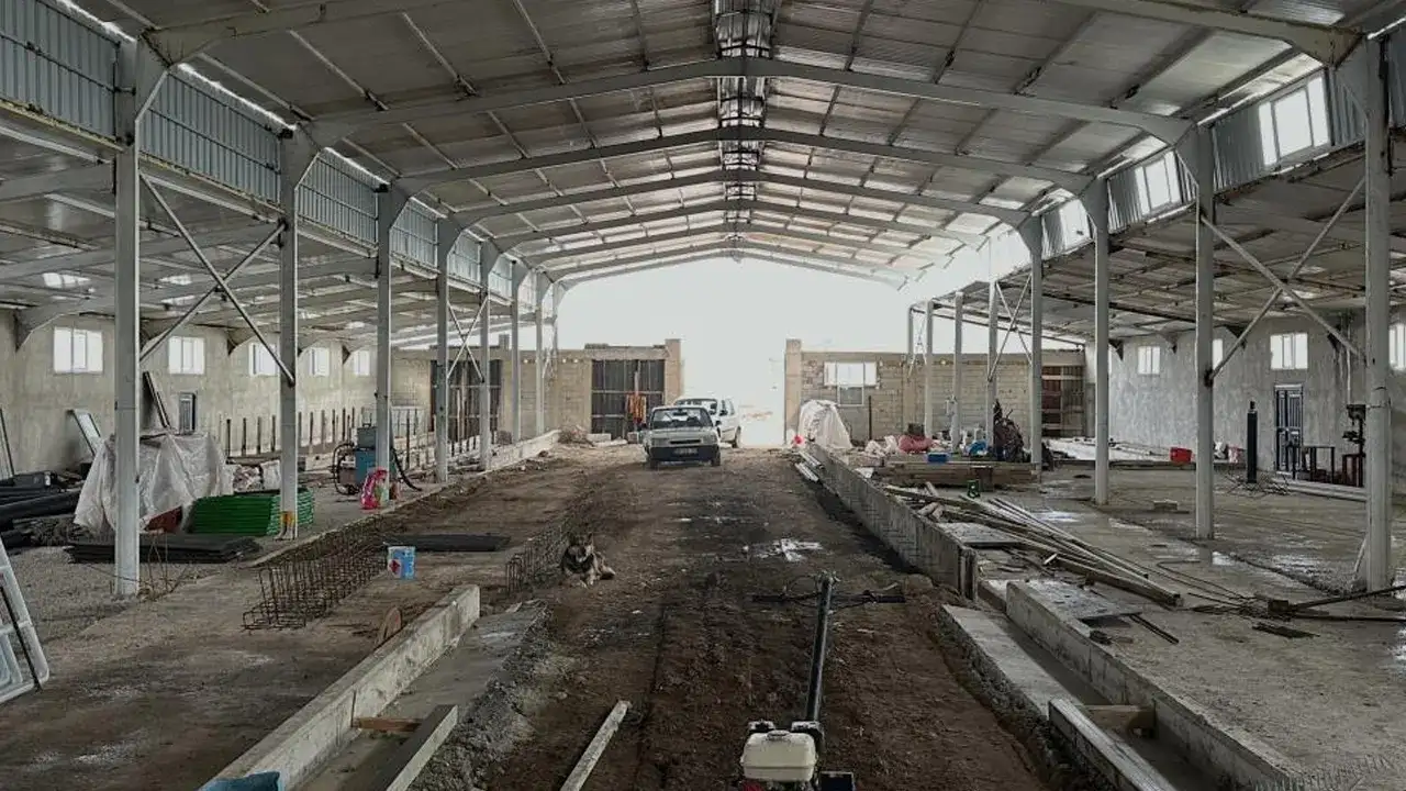 Bayburt’ta yapımı süren büyükbaş ahırı incelendi