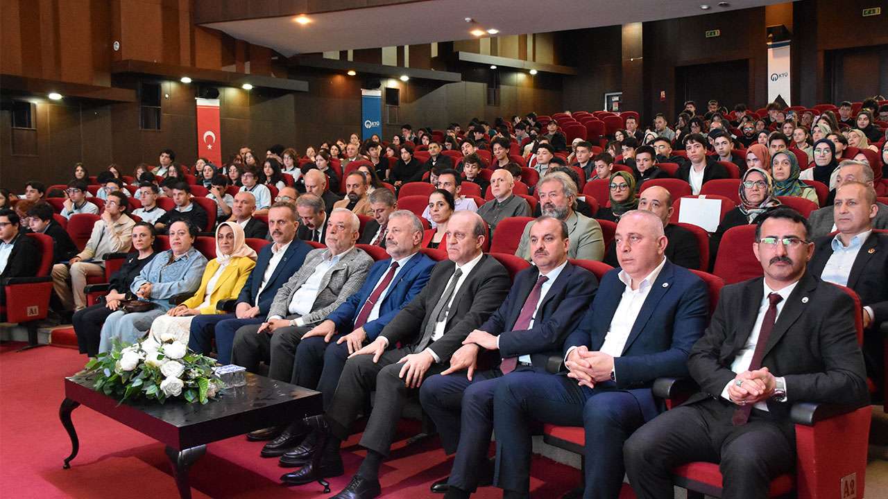 Trabzon’da Oktay Sinanoğlu Anısına Münazara Finali Yapıldı
