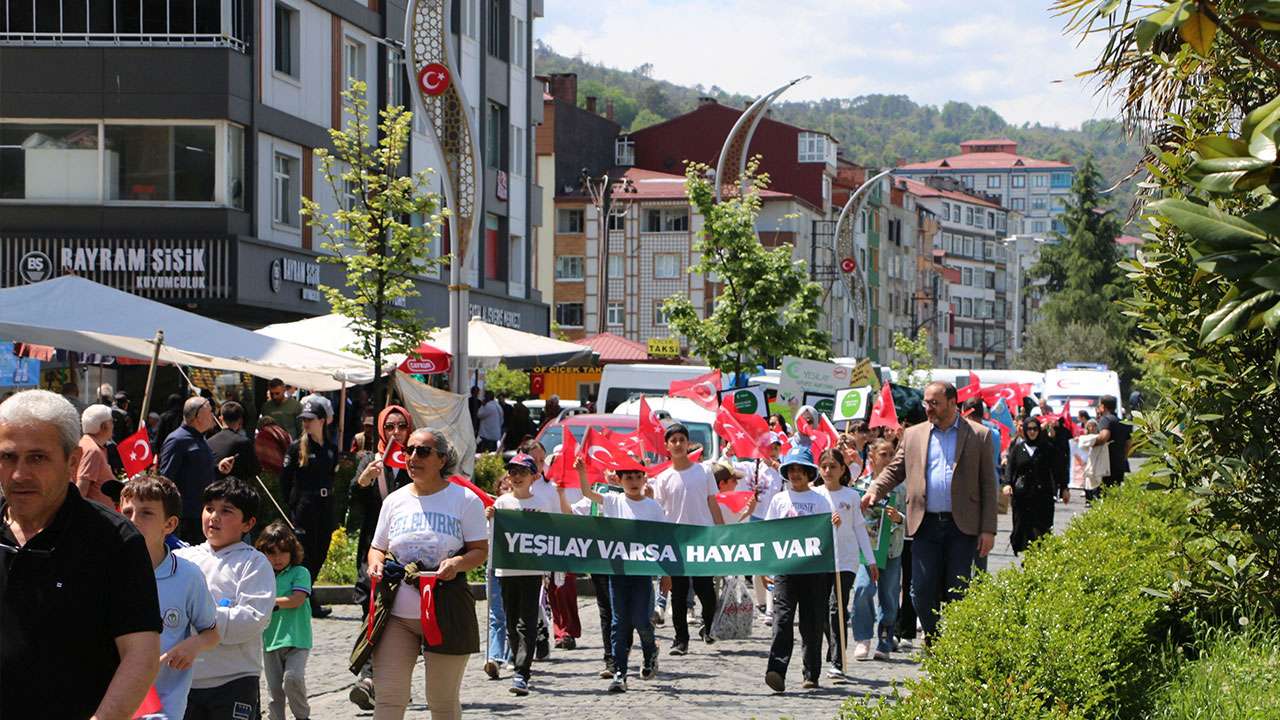 Of’ta öğrencilerin katılımıyla Yeşilay Bahar Şöleni düzenlendi