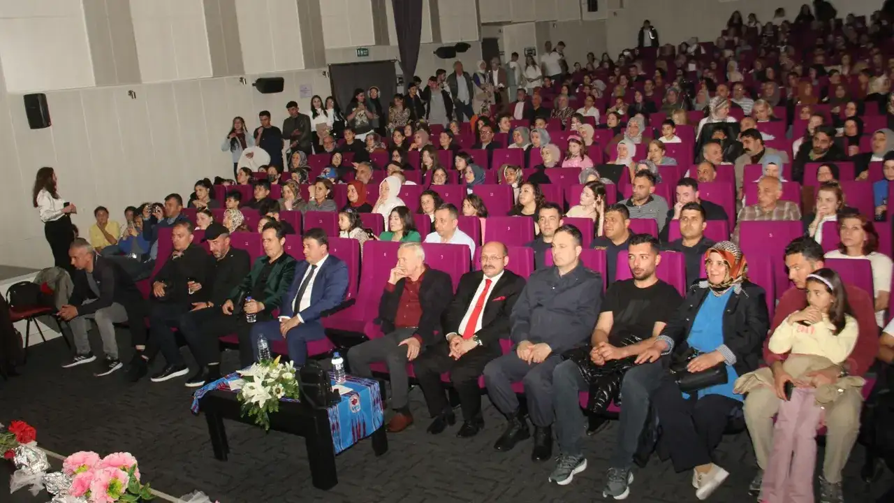 Pelitli Ahmet Can Bali Anadolu Lisesi öğrencilerinden türkü şöleni