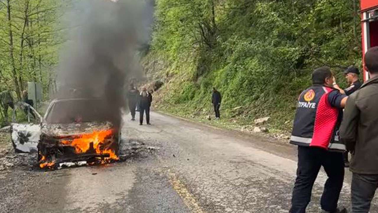 Artvin'de seyir halindeki otomobil alev aldı