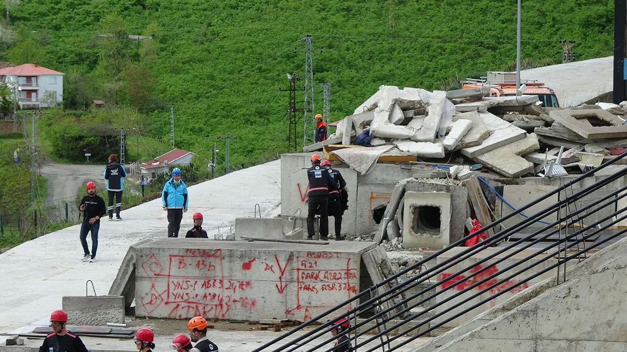 Trabzon'da gerçeği aratmayan deprem tatbikatı
