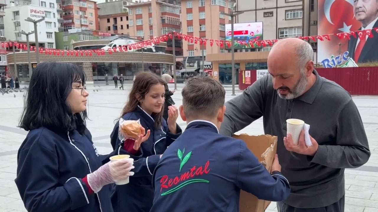Rize’de lise öğrencilerinden vatandaşlara sıcak çorba ikramı