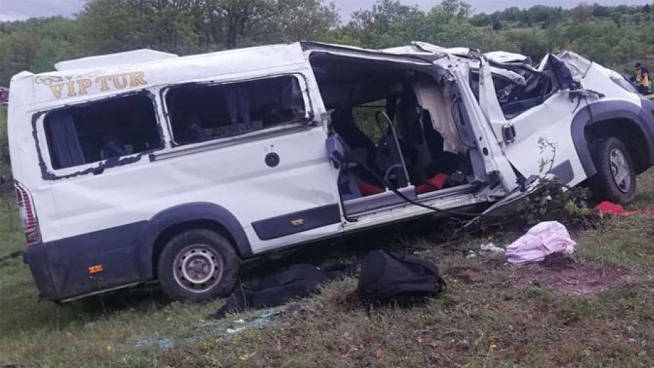 Öğrenci servisi devrildi! 2'si öğrenci 3 kişi hayatını kaybetti