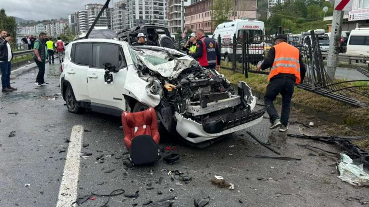 Kontrolden çıkan otomobil karşı şeride uçtu: Can kaybı var