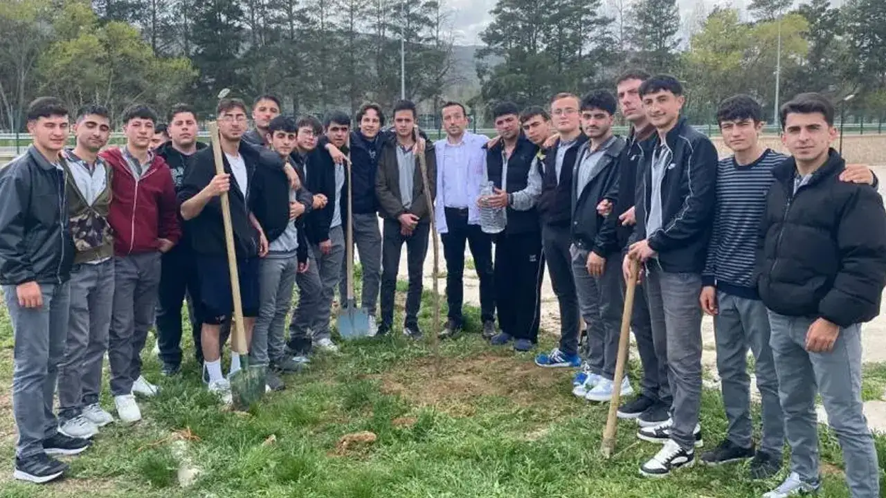 Bayburtlu öğrencilerden doğaya gönüllü katkı