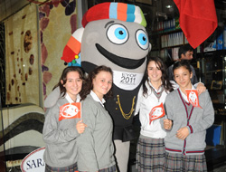 Maskot Hamsi, Türk Bayrağı dağıttı