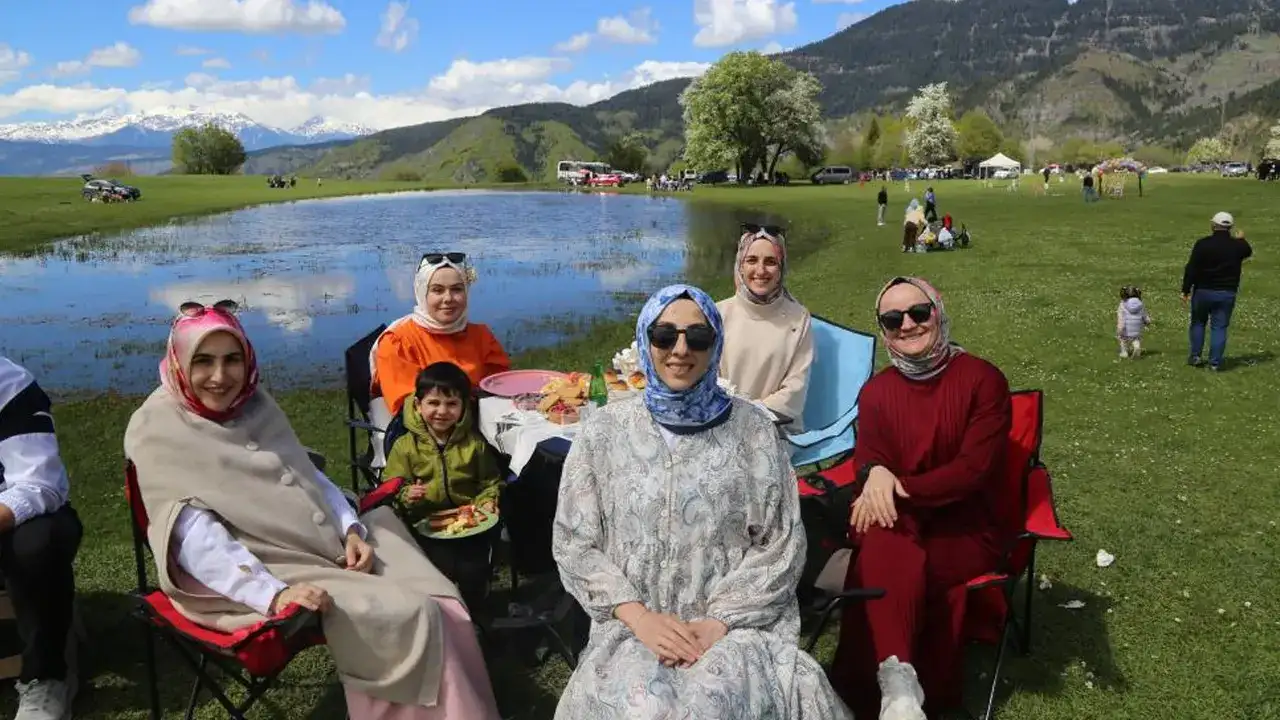 Artvin’de sadece 2 ay görülebilen göl ziyaretçi akınına uğradı