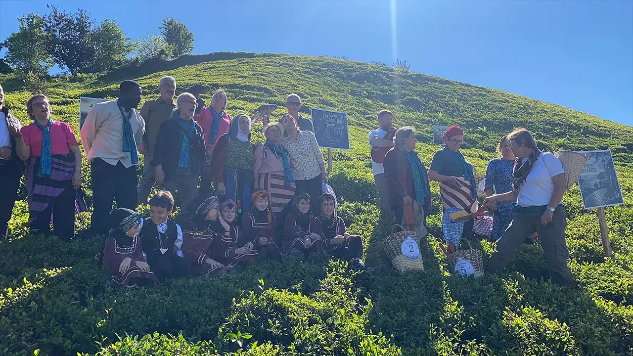 Rize’de çay sezonu horonla başladı! Çay bahçesinde evlilik teklifi