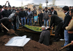 Küçük kız gözyaşlarıya defnedildi