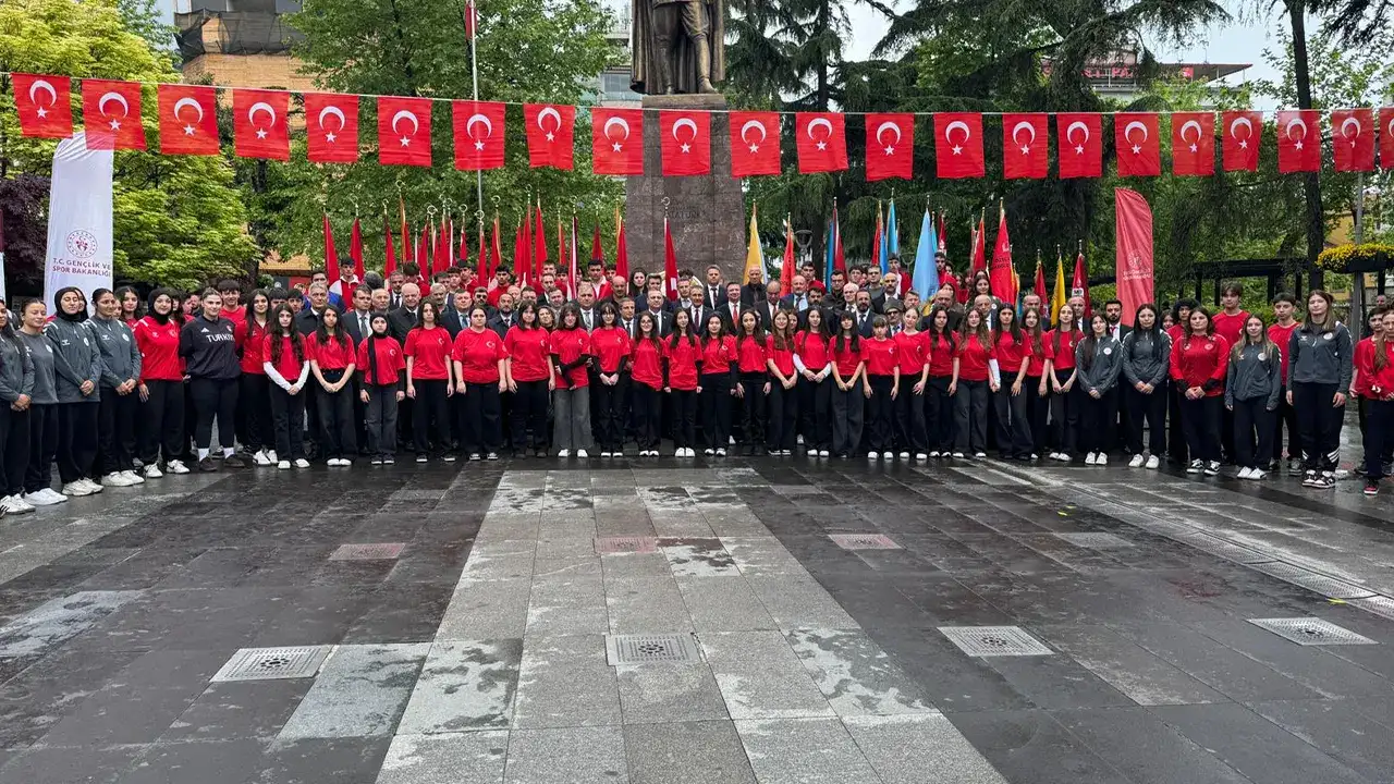 Trabzon’da 19 Mayıs’ta Atatürk Anıtı’na çelenk sunuldu