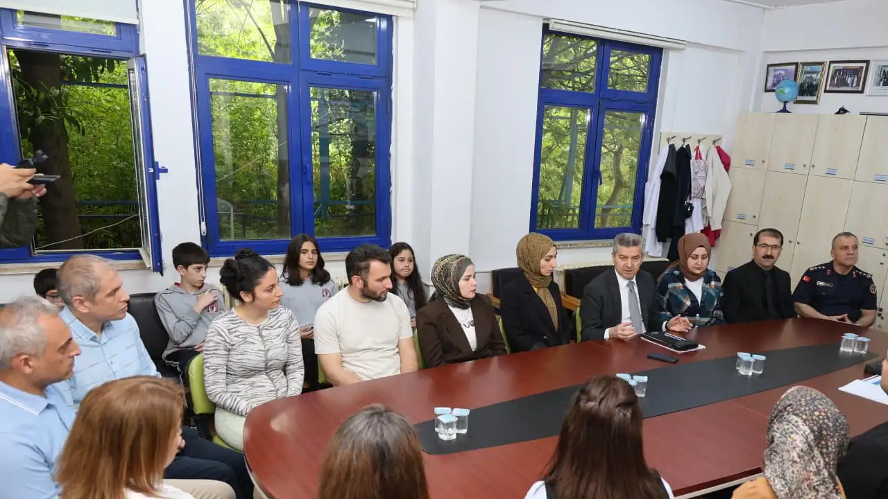 Artvin Valisi Ergün’den okul ziyaretlerinde öğrencilere moral