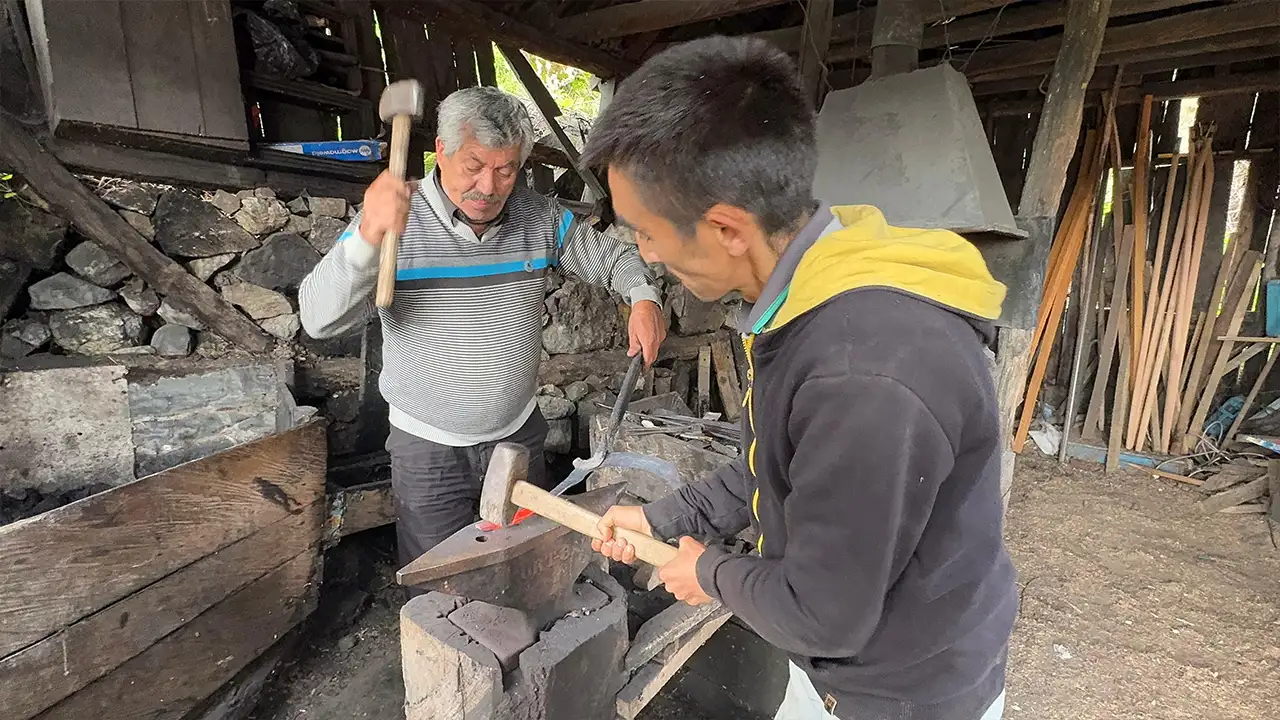 Giresun’da son demircilerden biri asırlık örsle üretim yapıyor