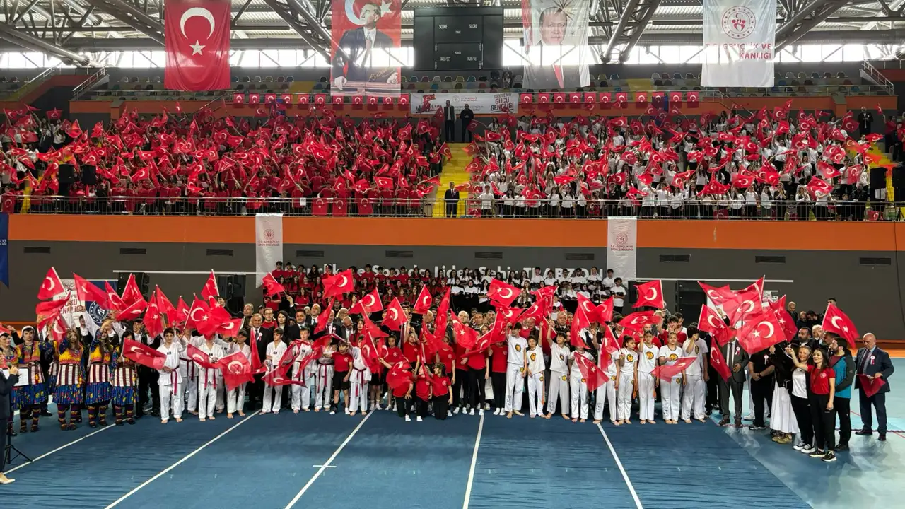 Trabzon’da 19 Mayıs coşkusu! Gençlik Bayramı renkli gösterilerle kutlandı