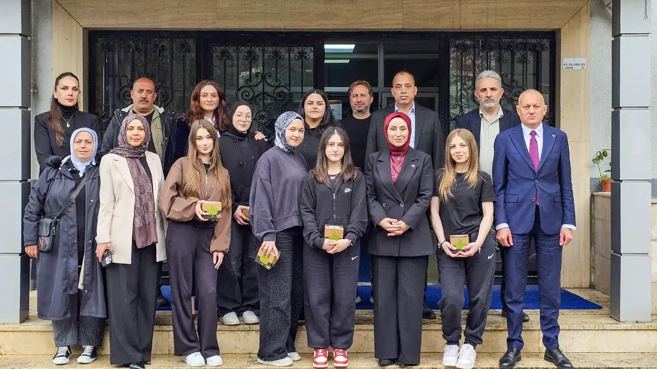 AK Parti Kadın Kolları’ndan gençlere 19 Mayıs ziyareti