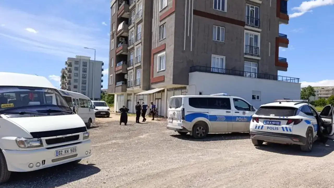 Fabrika önünde dehşet! Üvey kardeşini zorla götürmeye çalıştı