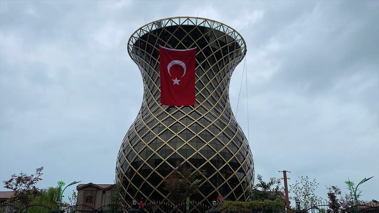 Rize’de dev çay bardağına Türk bayrağı asıldı
