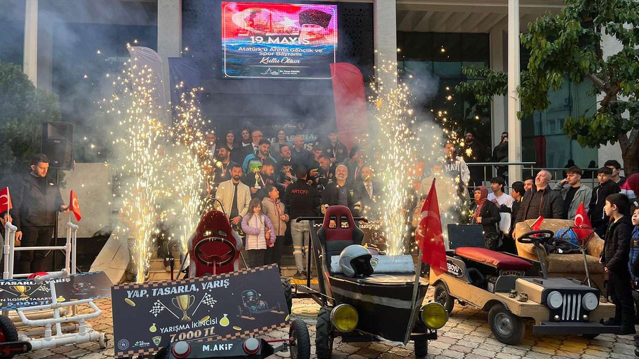 Artvin’de hurda araçlarla yokuş aşağı yarış düzenlendi