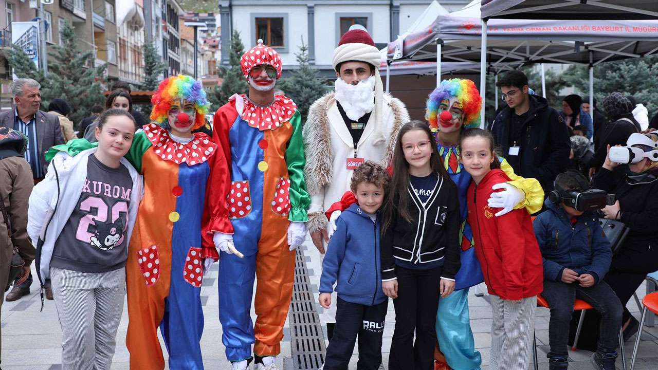 Bayburt’ta çocuk şenliğinde renkli görüntüler oluştu