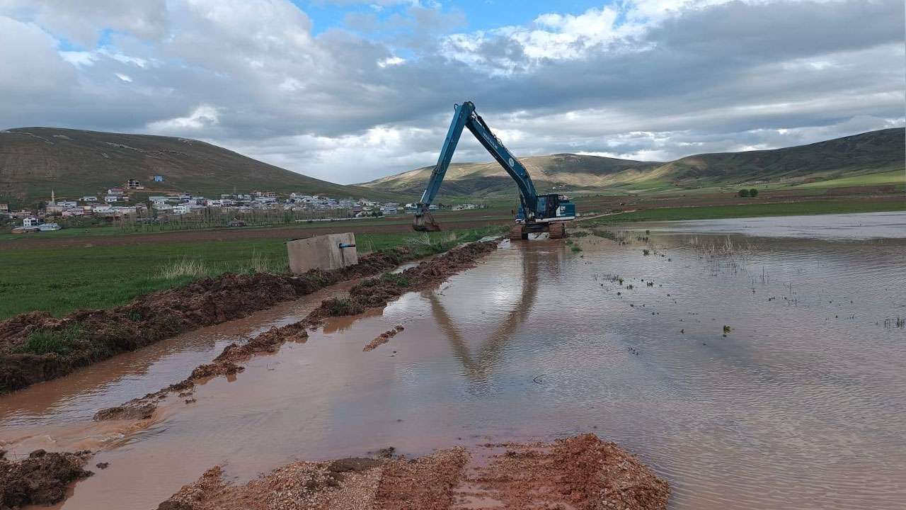 Demirözü’nde taşkın riski sonrası dere çalışması başladı
