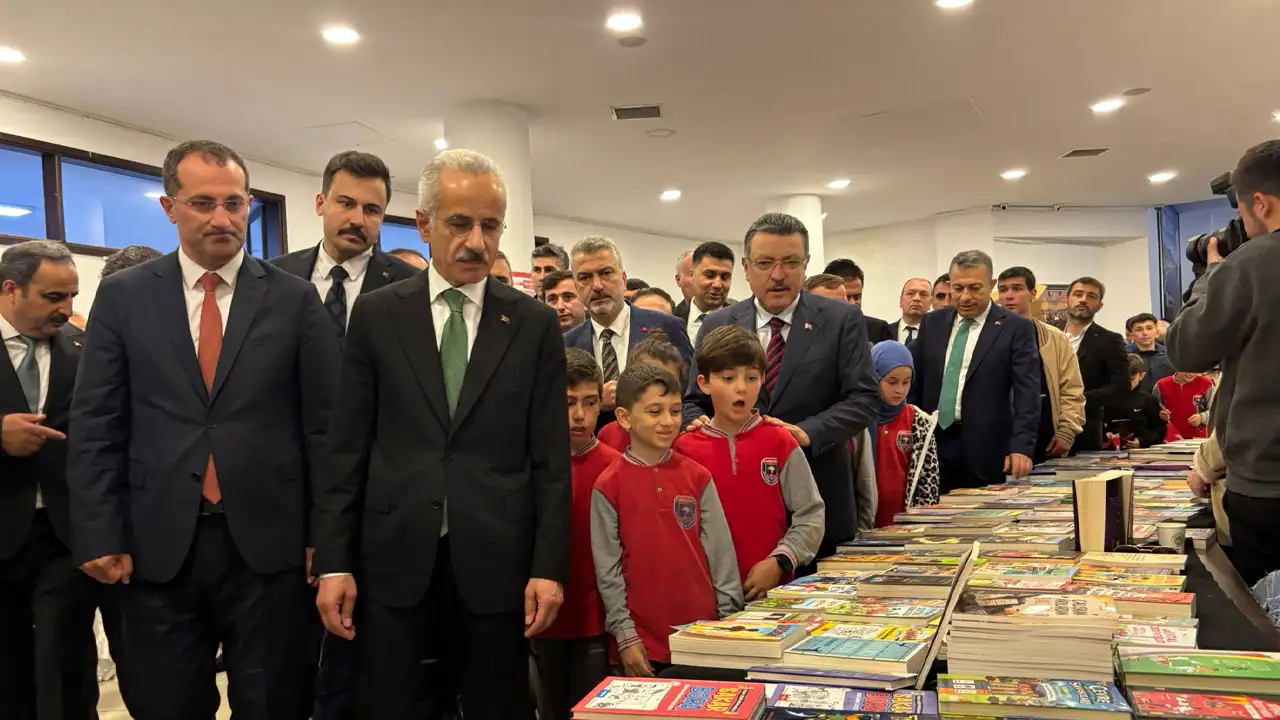 Bakan Uraloğlu Trabzon’da Kitap Fuarına katıldı