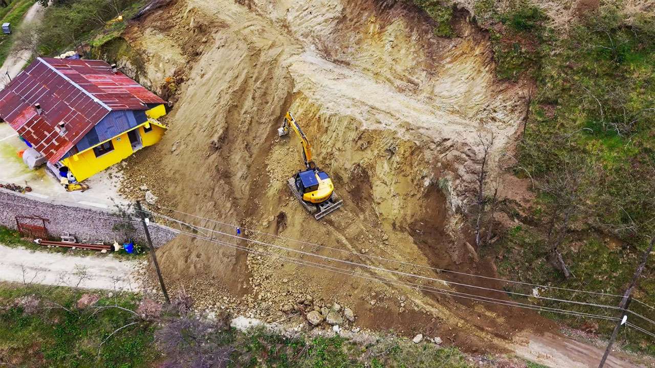Giresun’da heyelan sonrası kapanan köy yolları yeniden açıldı