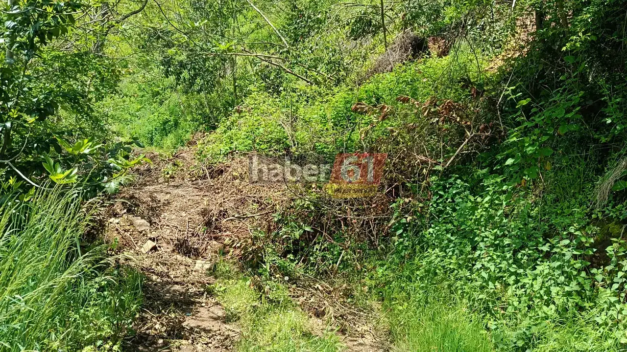 Akçaabat’ta mahalle yolu alarm veriyor! “3 haftadır kullanılamaz halde”