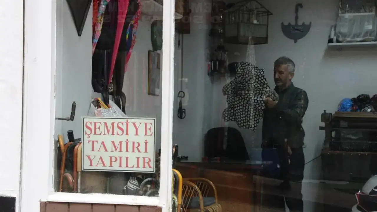 Rize’de son şemsiye tamircisi! İstanbul’dan bile geliyorlar