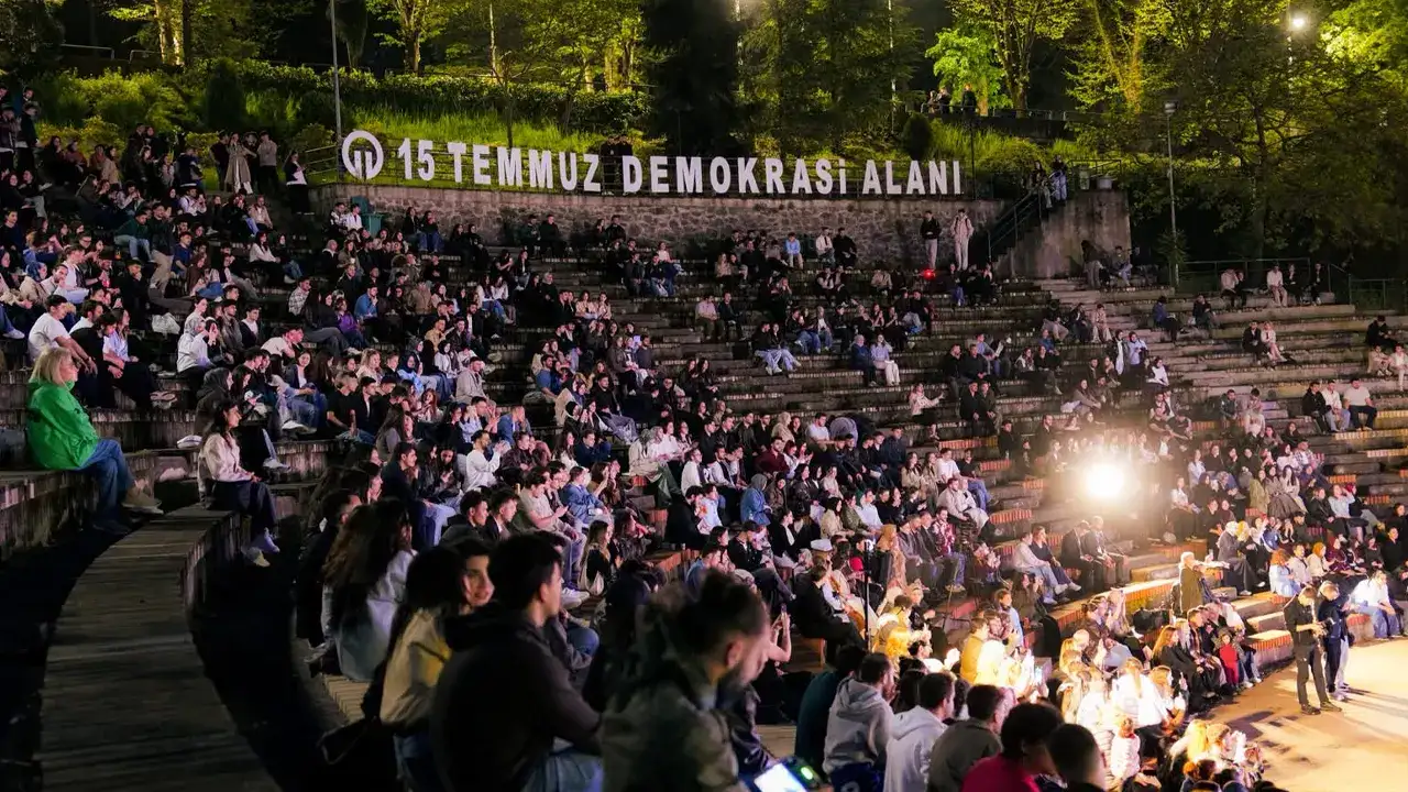 Trabzon’da ‘Ünlü Show’a yoğun ilgi! Nostalji gecesi yaşandı