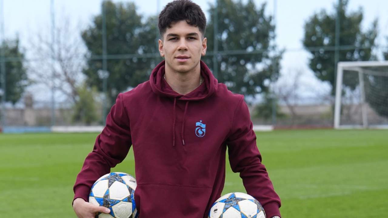 Trabzonspor’un genç yıldızı Mehmet Emir Mezireli konuştu! “Oyunun merkezinde bir köprü gibiyim”