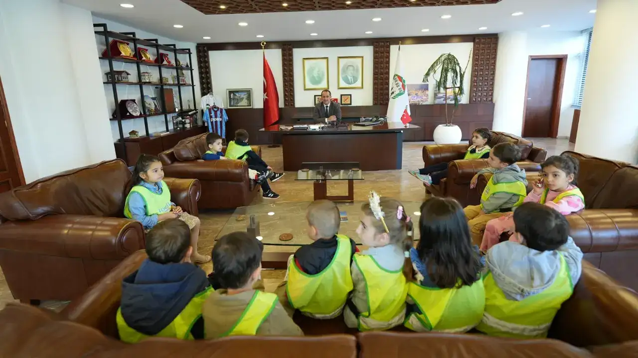 Minik öğrencilerden Başkan Osman Nuri Ekim’e bayram ziyareti