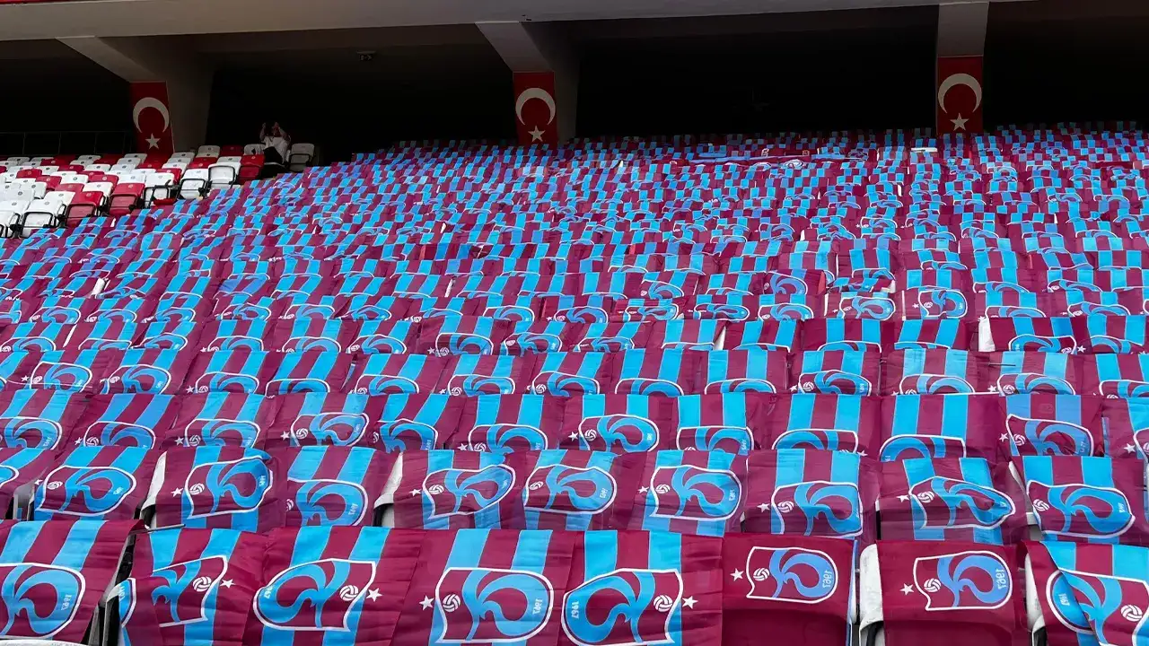 Büyükşehir, Antalya Stadyumu'nu Trabzonspor bayraklarıyla donattı