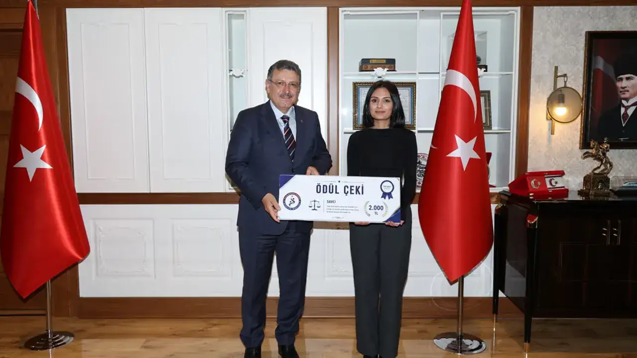 Başkan Genç başarılı hukuk öğrencilerini ödüllendirdi