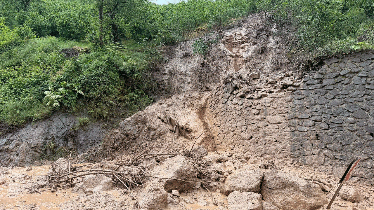 Ordu’da heyelanlar yolları kapattı, ekipler sahada