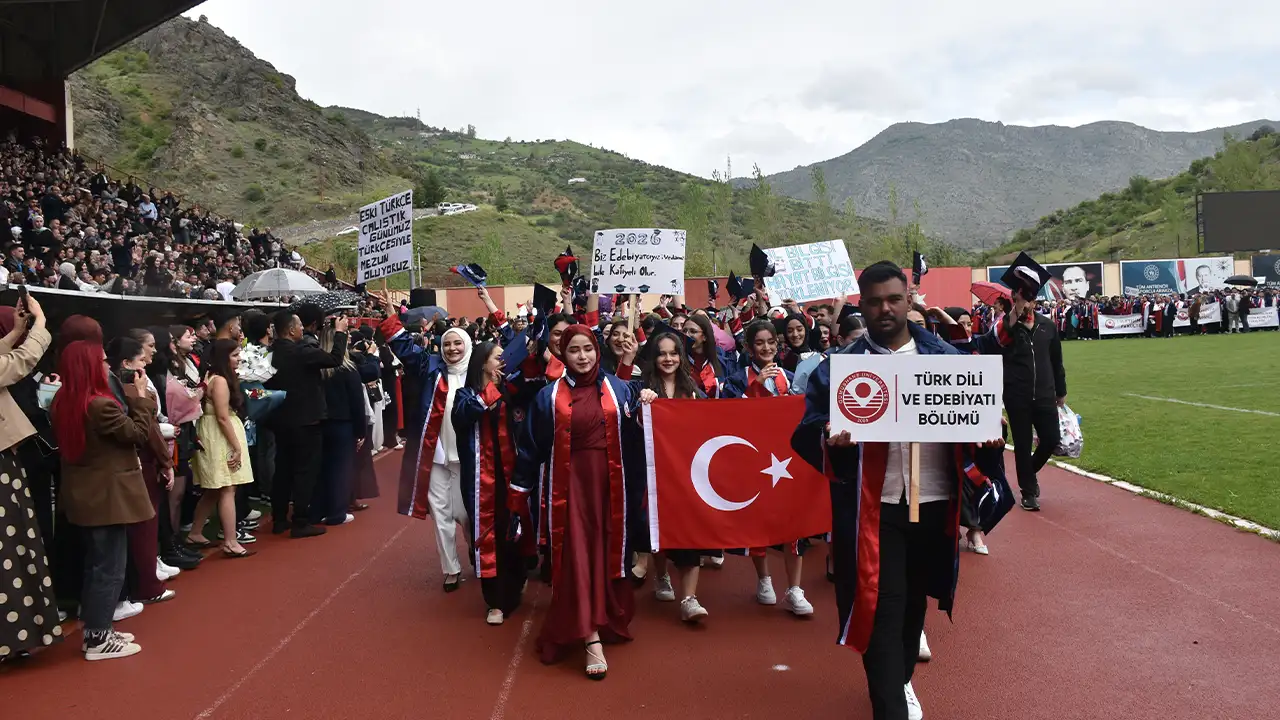 Gümüşhane Üniversitesi’nde mezuniyet coşkusu yaşandı