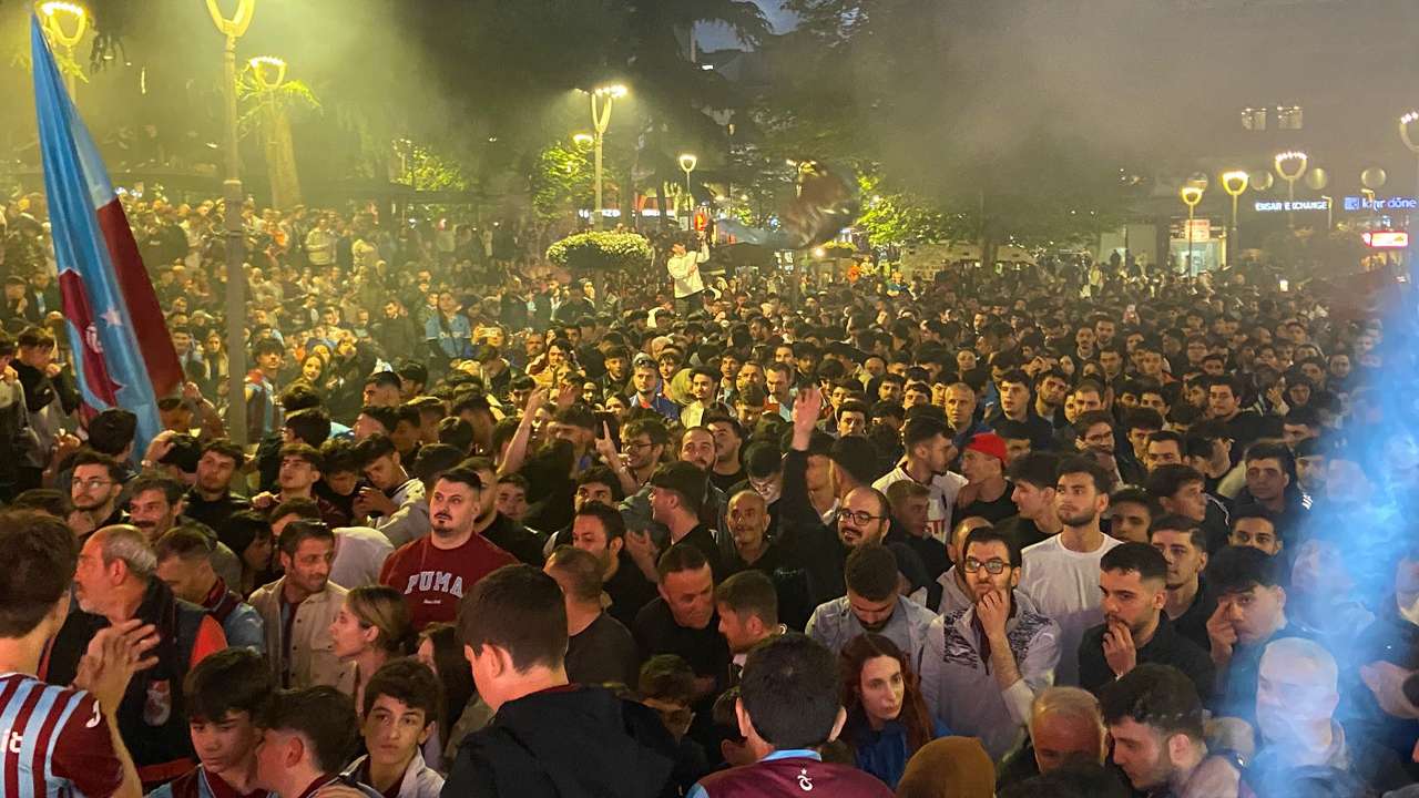 Trabzon’da final heyecanı! Taraftarlar dev ekranda maçı takip ediyor