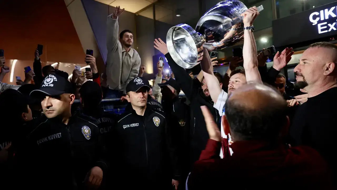 Trabzonspor’u havalimanında coşkulu karşılama! Kupa Trabzon’da