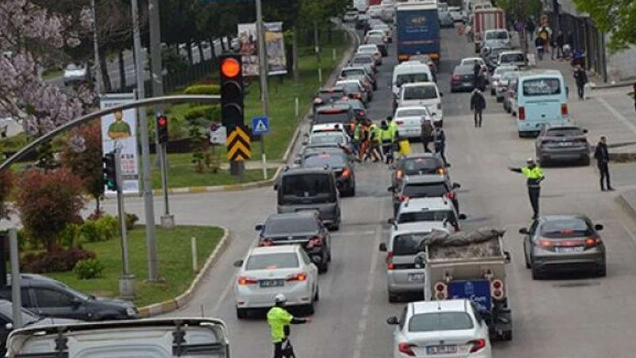 Trabzon’a gitmek isteyenler yolda kaldı! Karadeniz hattında yoğunluk