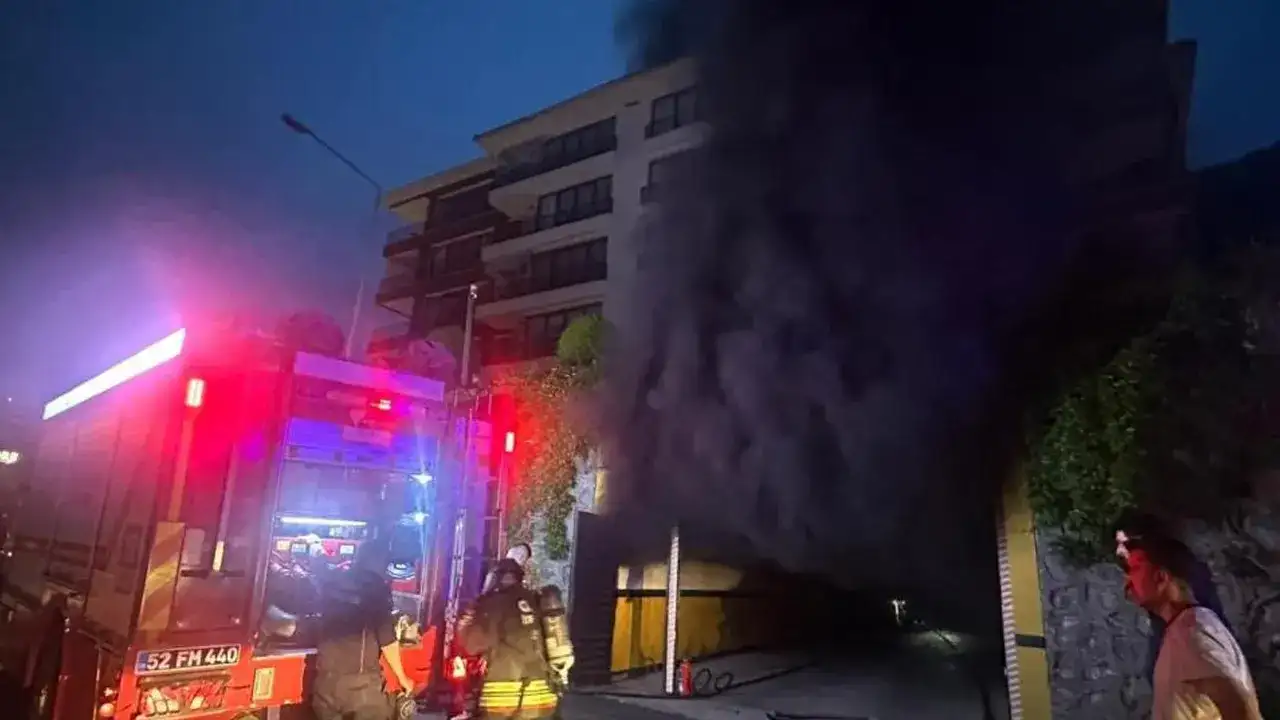 Kapalı otoparkta yangın paniği! 3 araç hasar gördü