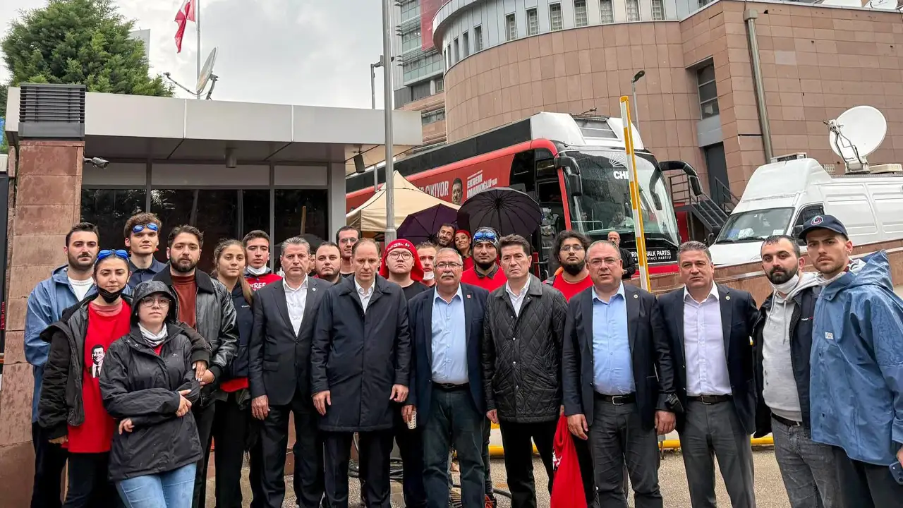 Başkan Kaya’dan CHP direnişine şiirli mesaj: “Saraylar, saltanatlar çöker; Kan susar..."