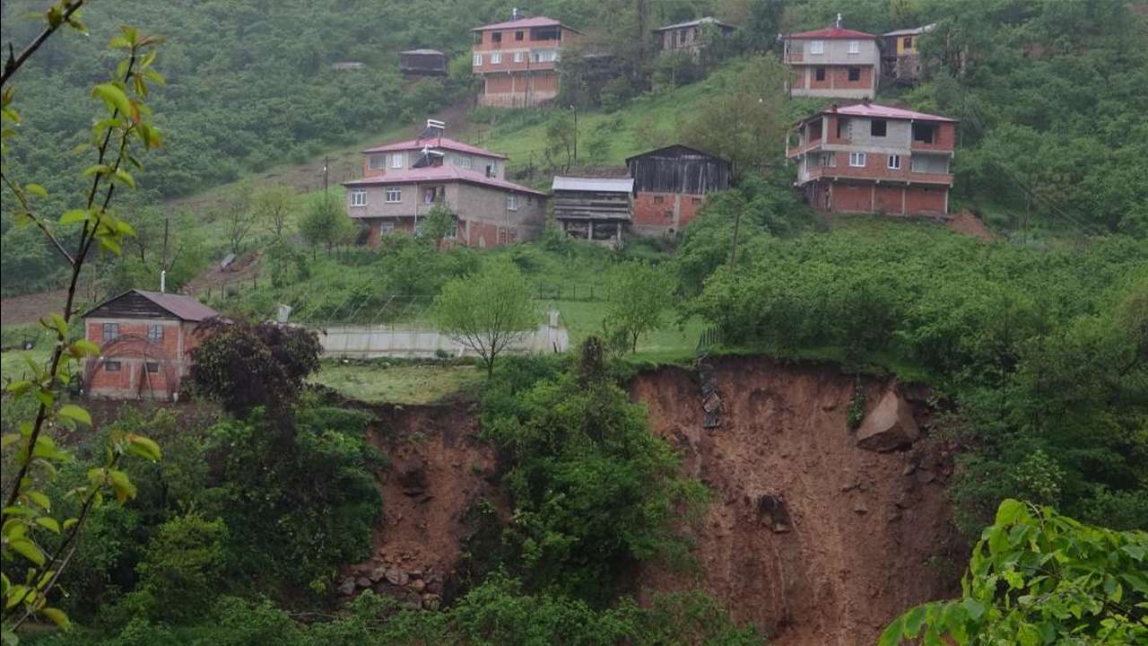 Toprak kayması sonrası alarm verildi! 11 ev boşaltıldı