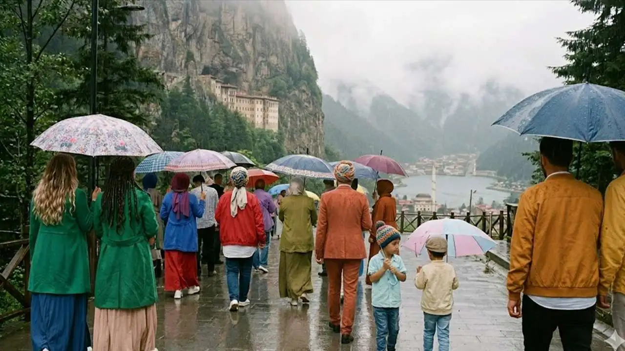 Trabzon’da tatilcileri yağmur karşıladı