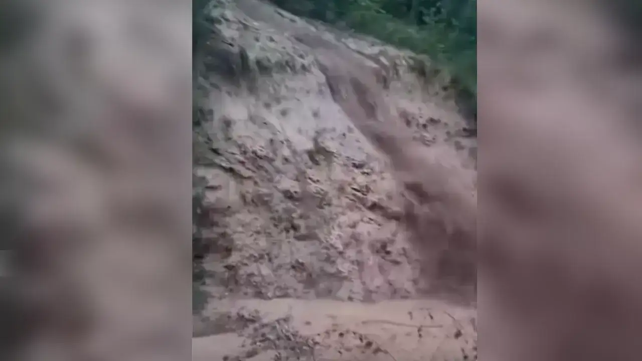Araklı’yı sel vurdu! Evler su altında, yollar kapandı