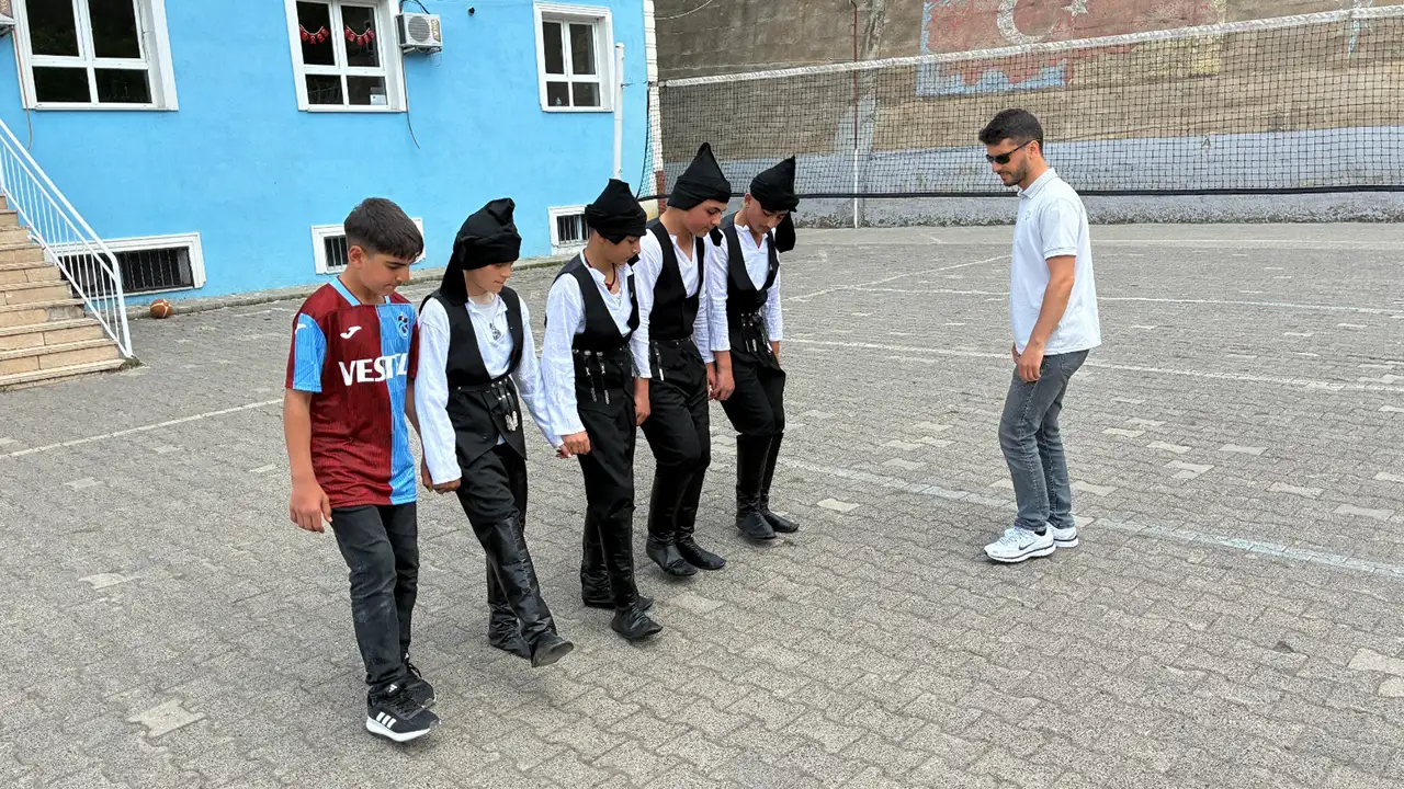 Yusufeli’nde öğrenciler horon öğreniyor! Trabzon kültürüyle tanıştılar