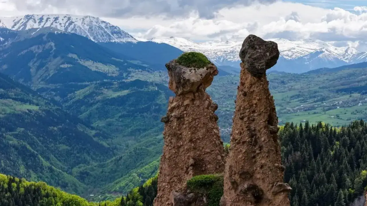 Artvin Şavşat’ın saklı güzelliği büyülüyor! Peribacaları ve Cil Gölü ilgi görüyor