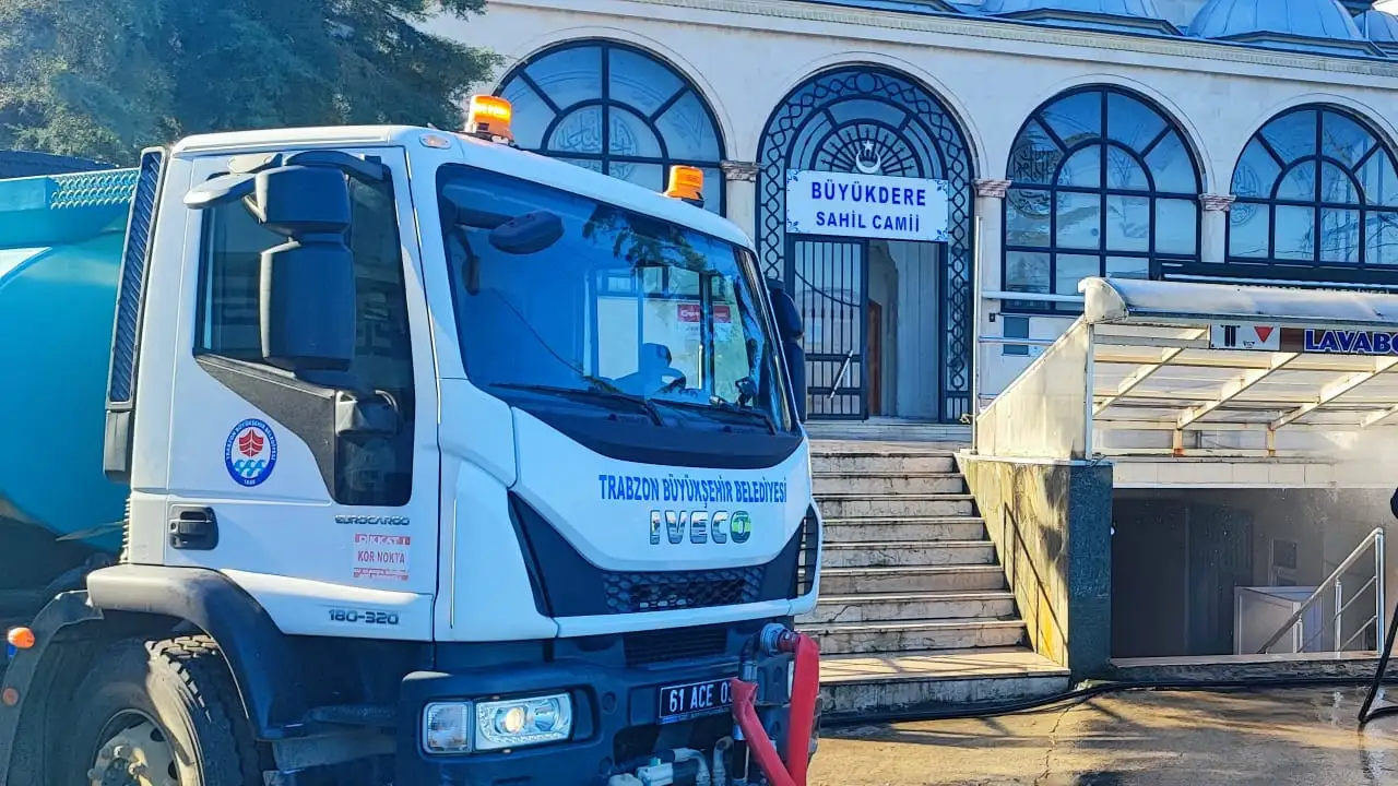 Büyükşehir ekipleri Trabzon’u bayrama hazırlıyor