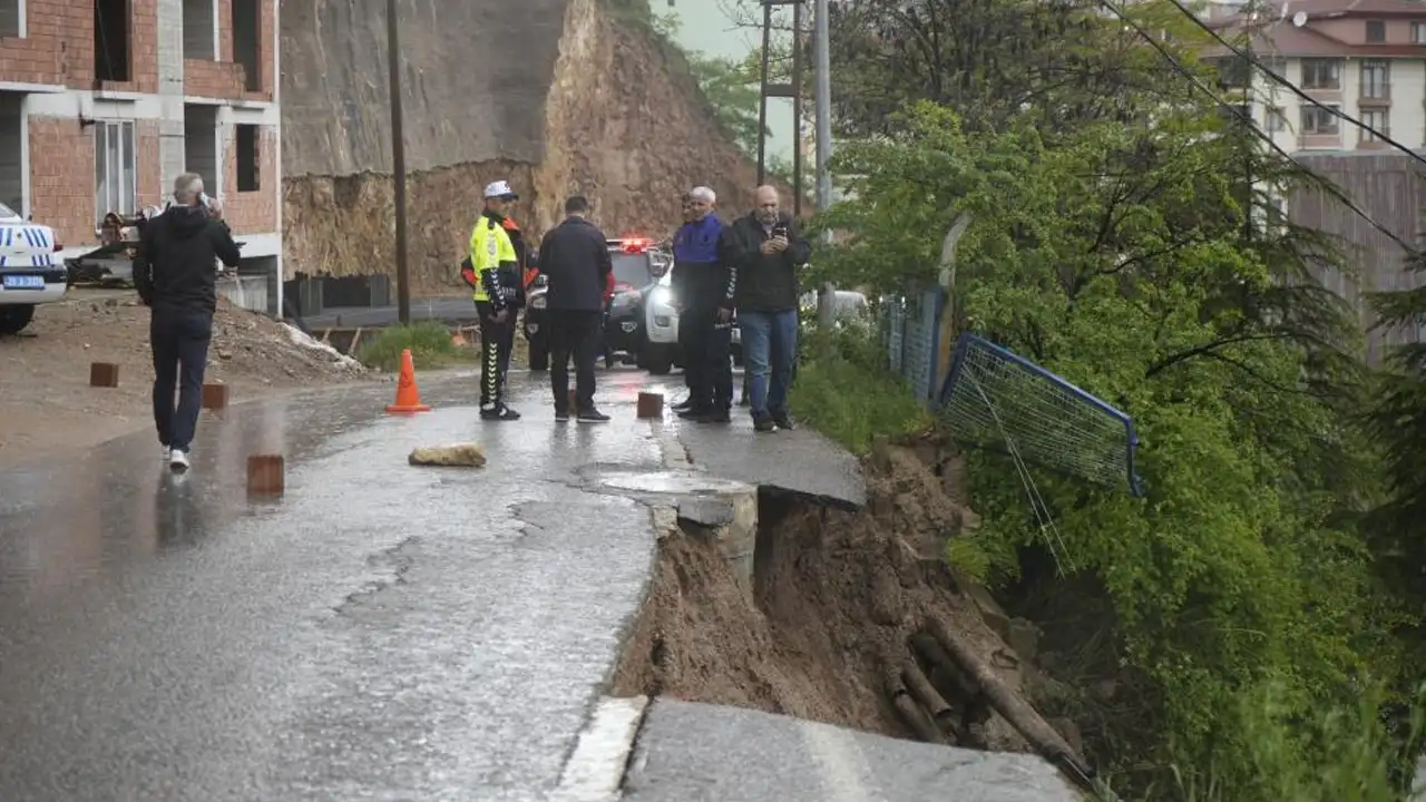 Gümüşhane’de yol çöktü! Bölge trafiğe kapatıldı