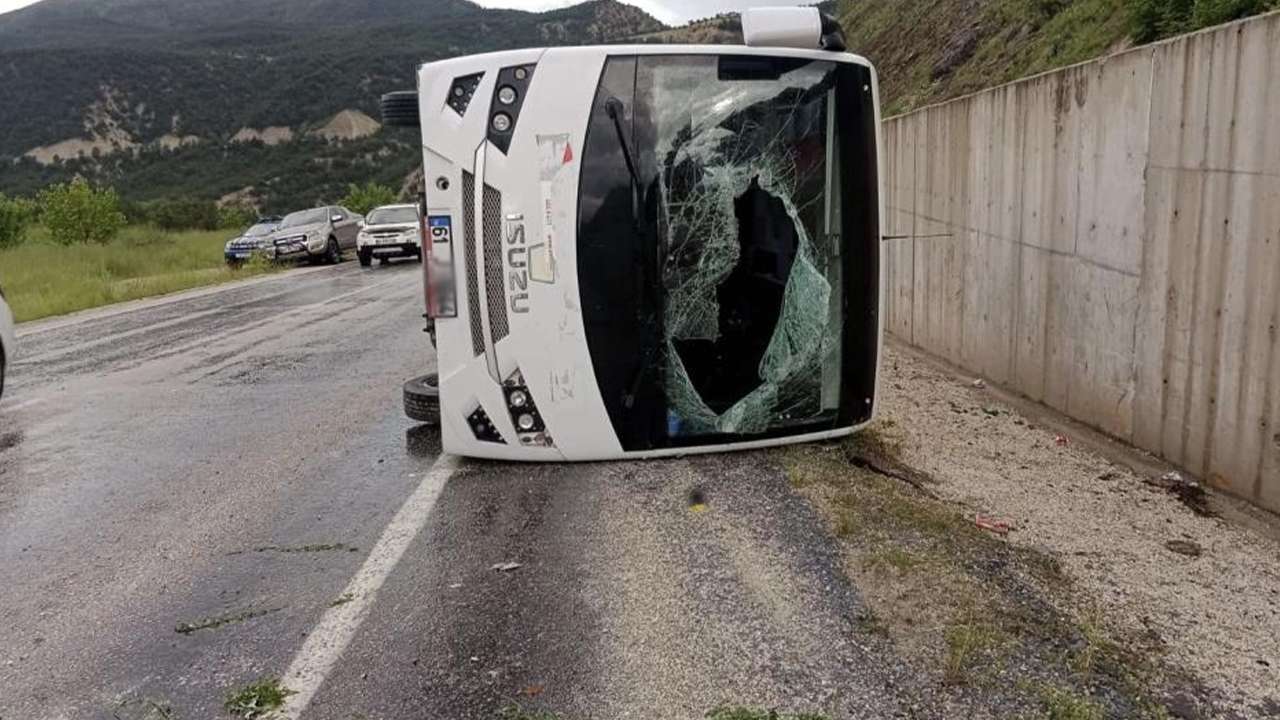 Trabzon plakalı minibüs itfaiye ile çarpıştı: Yaralılar var