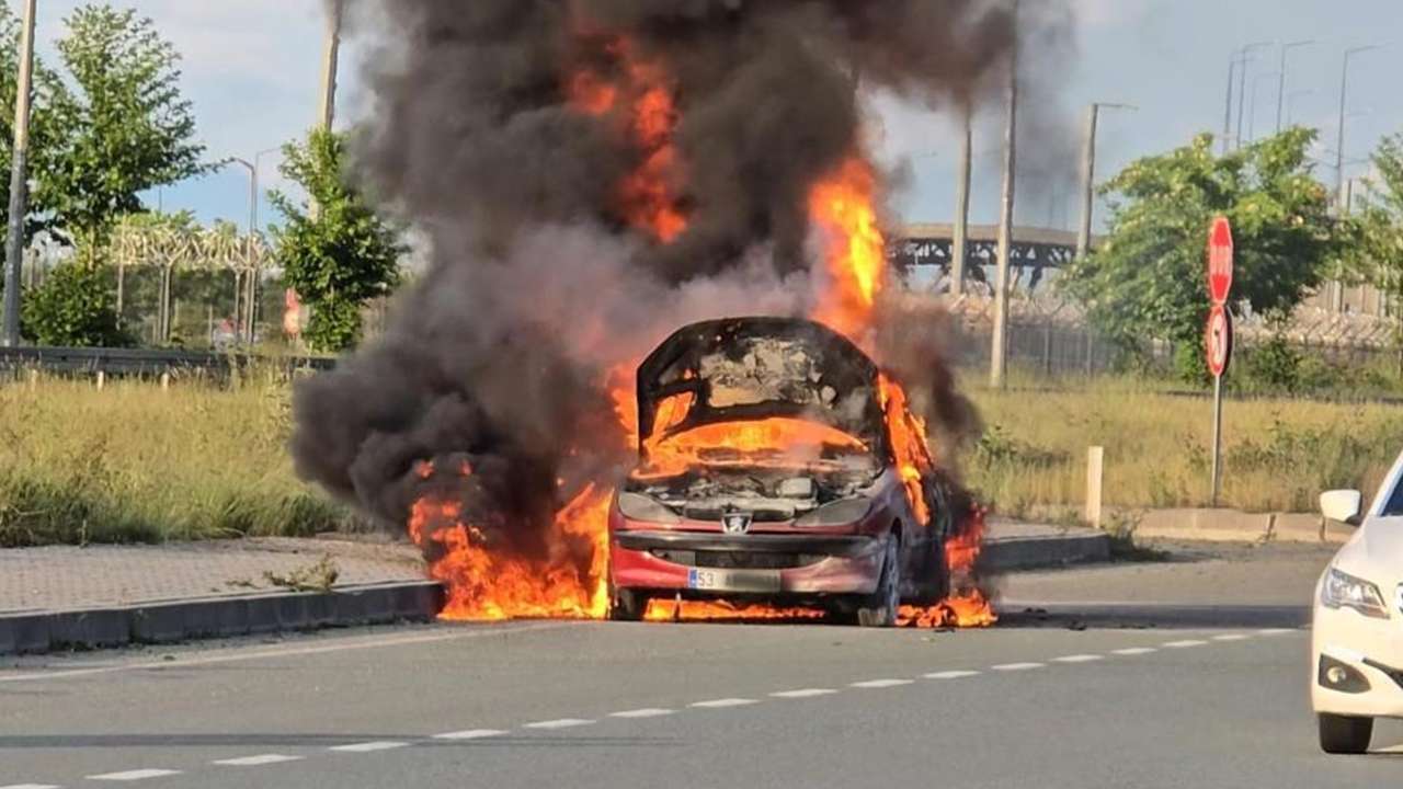Seyir halindeki otomobil alev topuna döndü